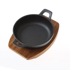 Servierpfanne Mit Holzuntersetzer In Schwarz - D: 12cm