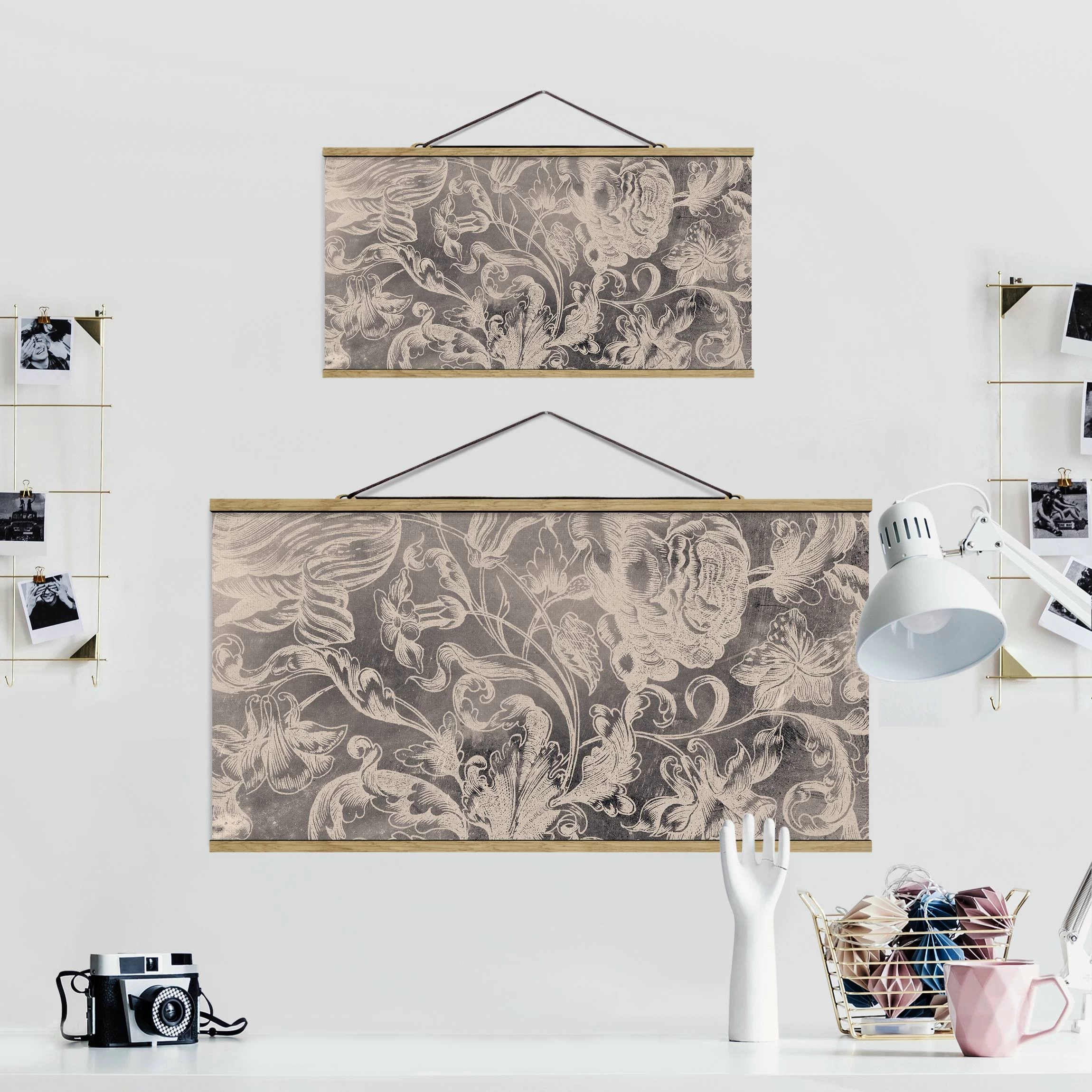 Stoffbild Mit Posterleisten - Verblühtes Blumenornament I In Grau – Bild 7